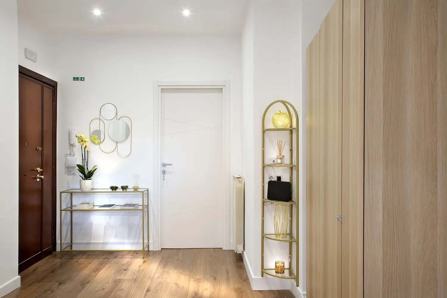 L'ingresso con consolle e specchi in ottone