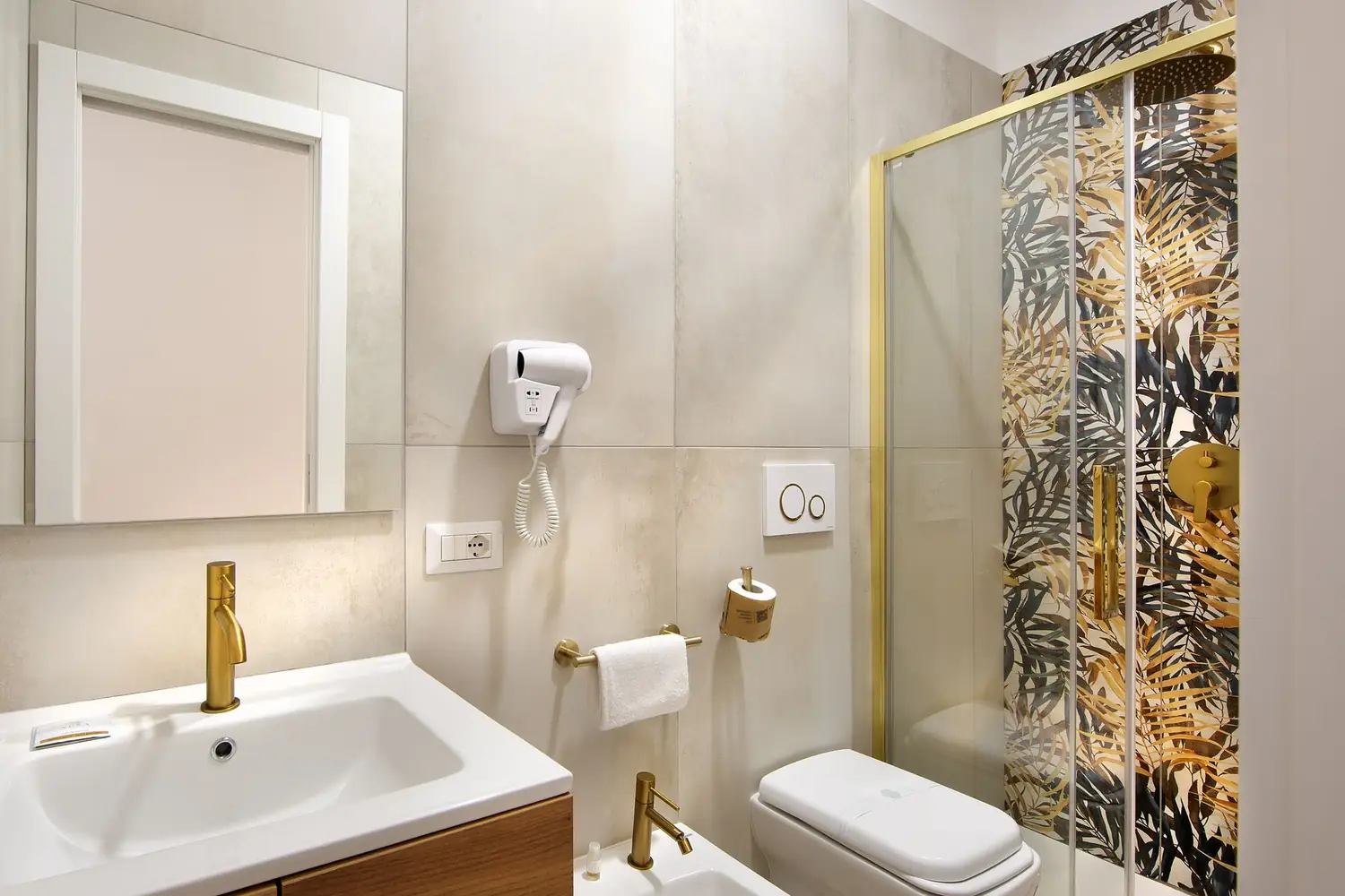 Bagno privato della camera Tosca con doccia e rubinetteria in ottone